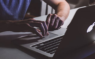 娱乐圈同性舌吻博眼球？看春晚机器人硬核炫技才是真本事