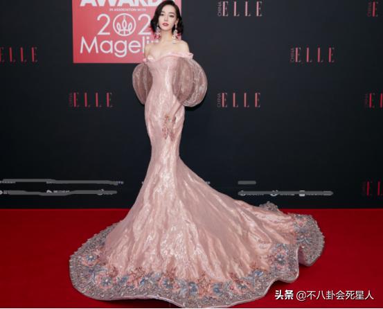 红毯紧身礼服尴尬造型案例_女星紧身礼服造型翻车_女明星紧身裤图