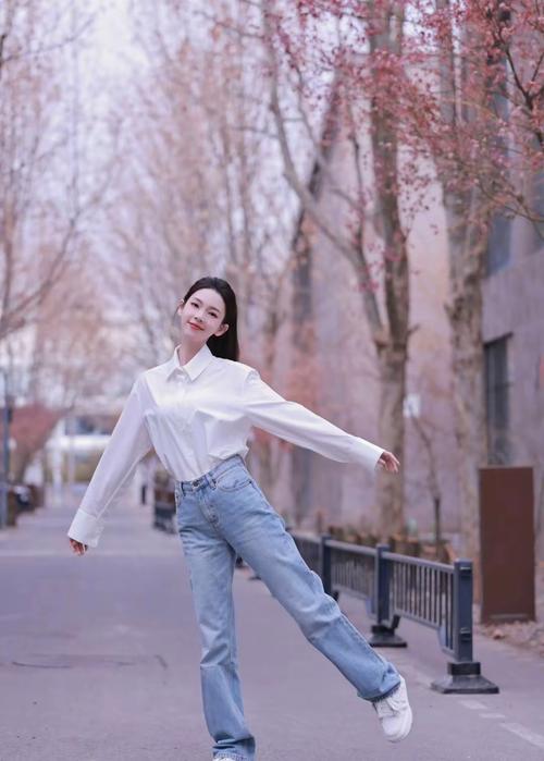 头小肩宽是“行走的衣架”？看女明星怎么穿