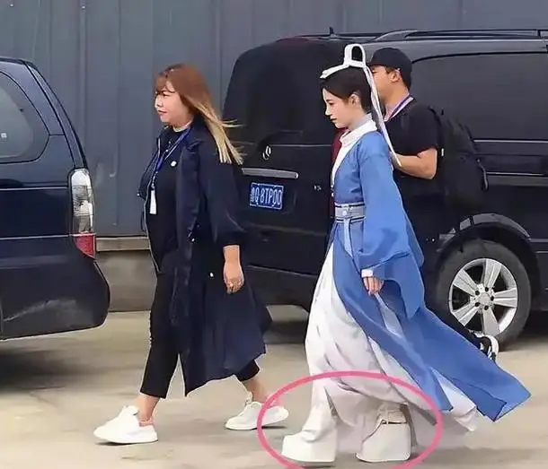 娱乐圈哪些女名星很矮_朱茵身高153cm演技颜值惊艳_女明星身高与颜值不匹配