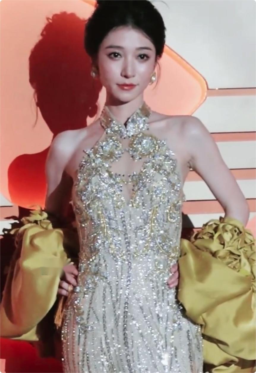 短剧演员红毯造型_女明星 发型_短剧红毯穿搭分析