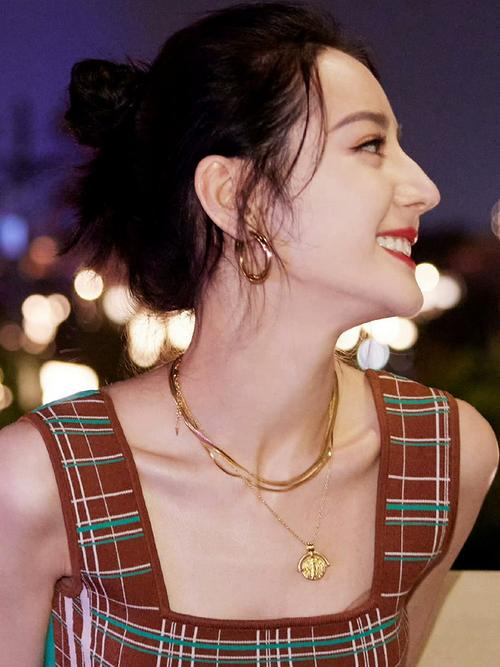 女明星戴项链风向变了 从叠戴时髦到孤品炫富